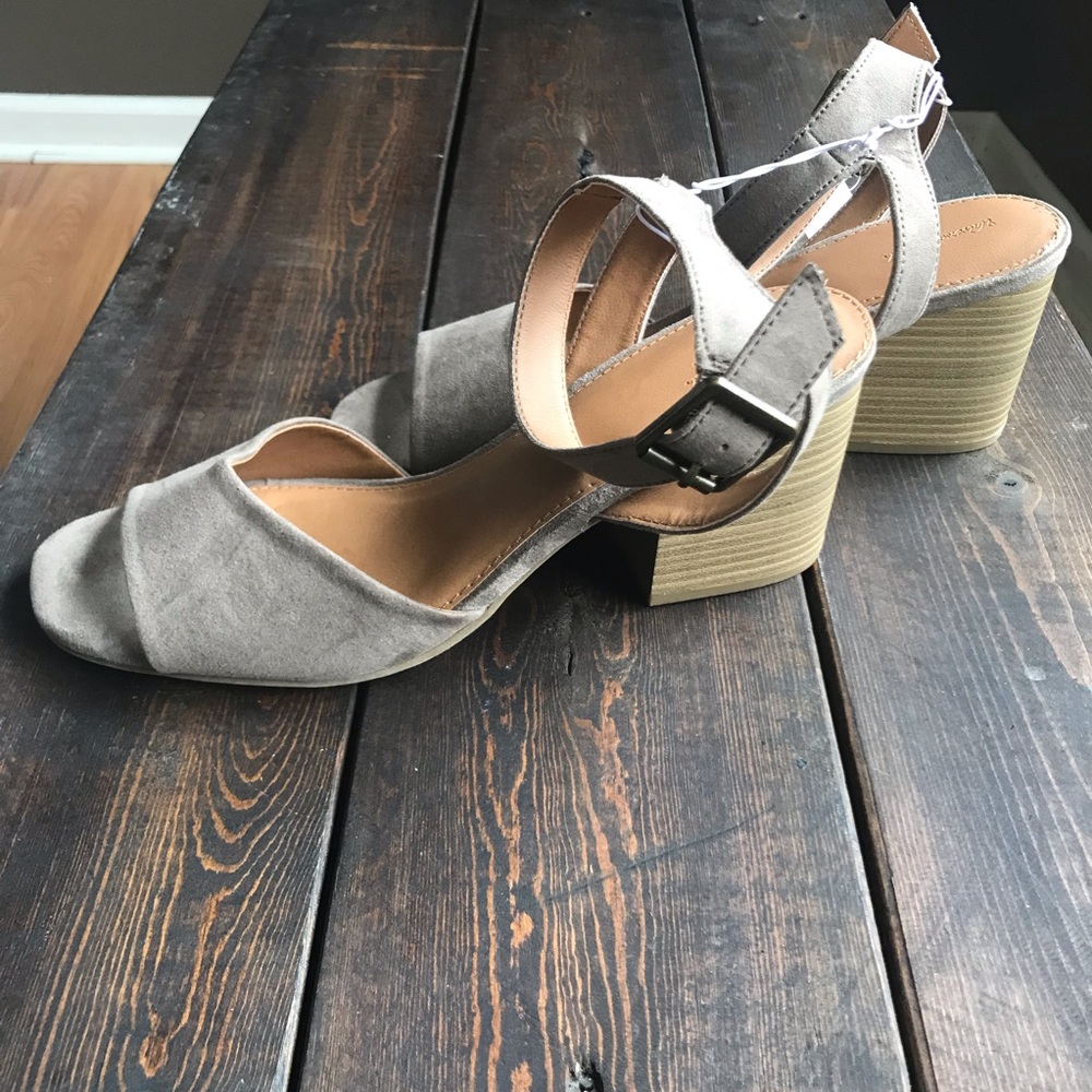 UNIVERSAL THREAD SHOES - SIZE 10